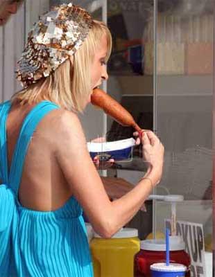 Nicole Richie looks like she's got some experience with footlongs