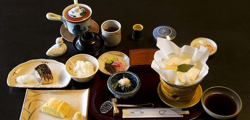 800px-Breakfast_at_Tamahan_Ryokan,_Kyoto